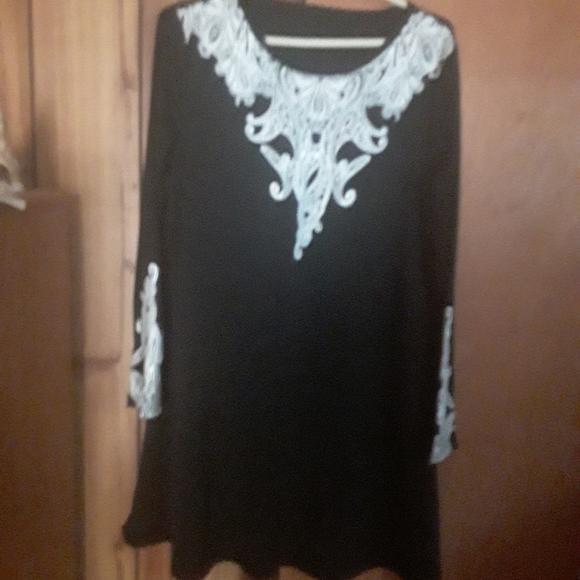 Black And White Dress - Picture 2 of 3